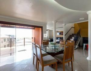 Casa 4 quartos 3 banheiros 265m²