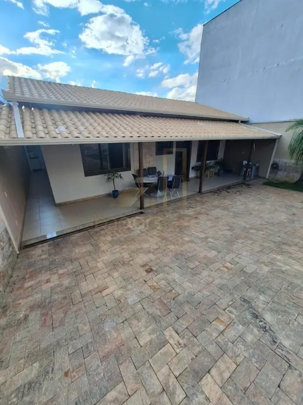 Casa 3 quartos 2 banheiros 
