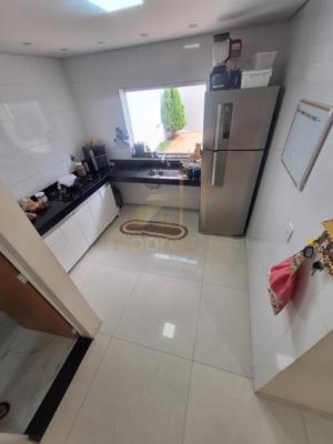 Casa 3 quartos 2 banheiros 
