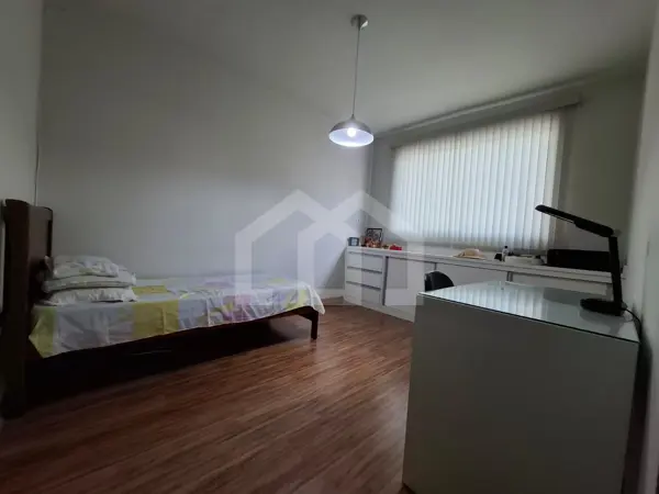 Casa 4 quartos 2 vagas 181m²
