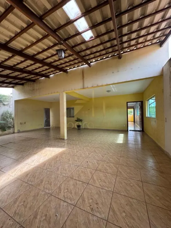 Casa 4 quartos 2 banheiros 
