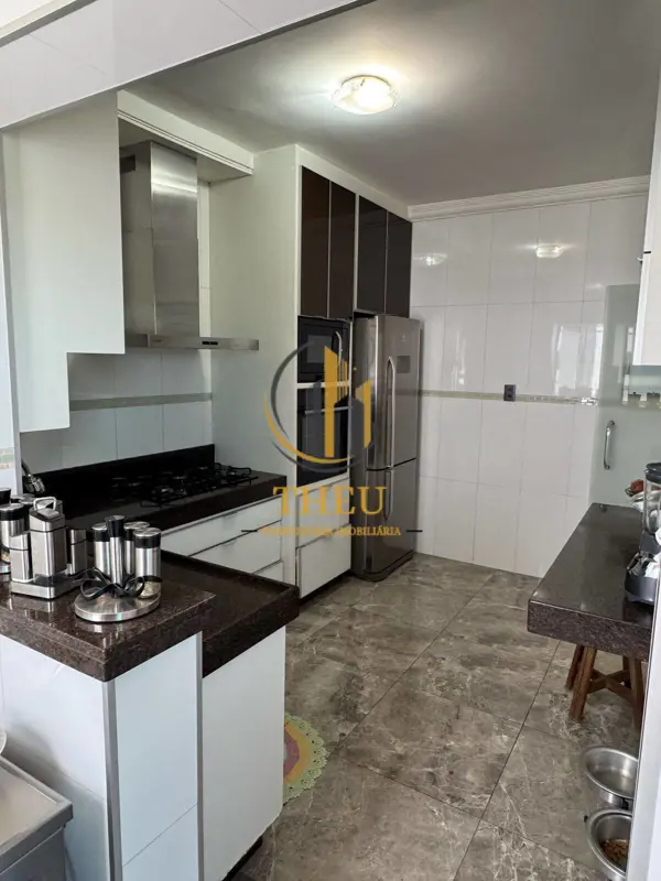 Apartamento 4 quartos 4 banheiros 240m²
