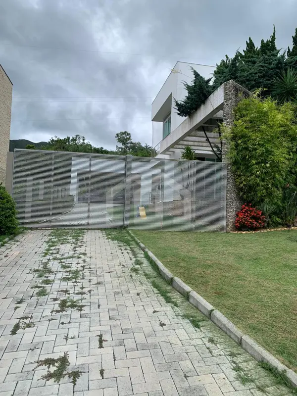 Casa em condomínio 3 quartos 5 banheiros 348m²