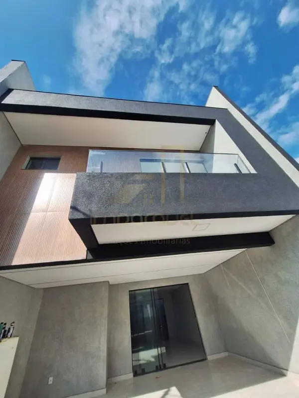 Casa 3 quartos 3 banheiros 160m²
