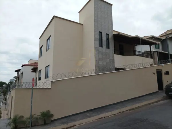 Casa 4 quartos 2 banheiros 
