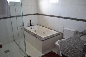 Casa 4 quartos 4 banheiros 
