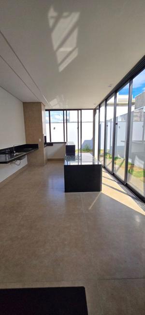 Apartamento 3 quartos 4 banheiros 207m²
