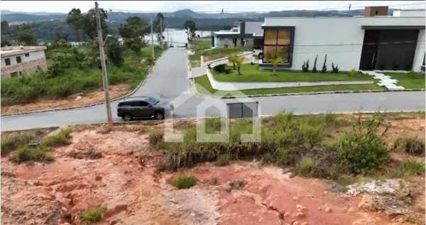 Lote em condomínio 
