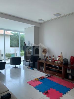 Casa em condomínio 3 quartos 5 banheiros 348m²