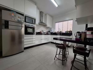 Casa 4 quartos 2 vagas 181m²
