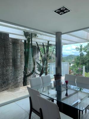 Casa em condomínio 3 quartos 5 banheiros 348m²