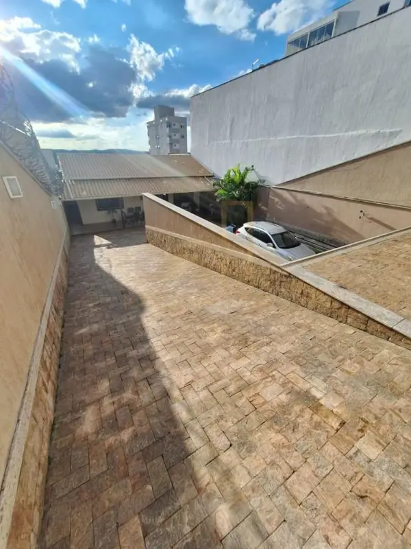 Casa 3 quartos 2 banheiros 
