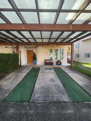 Casa 3 quartos 3 banheiros 240m²
