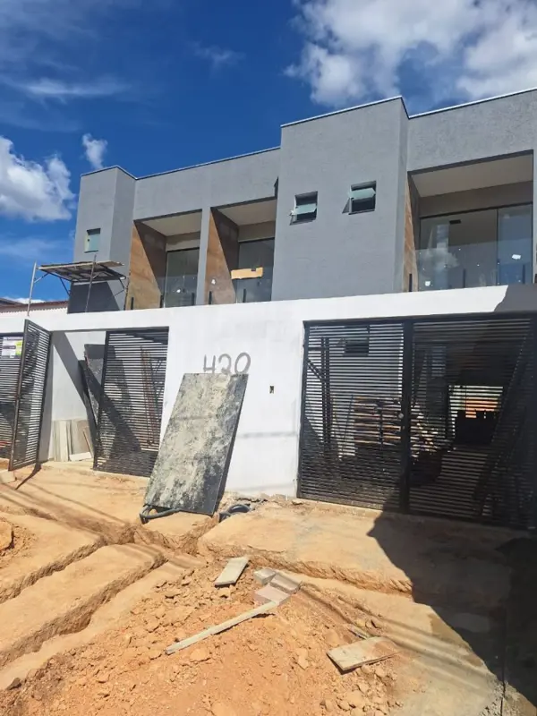 Casa 3 quartos 2 banheiros 
