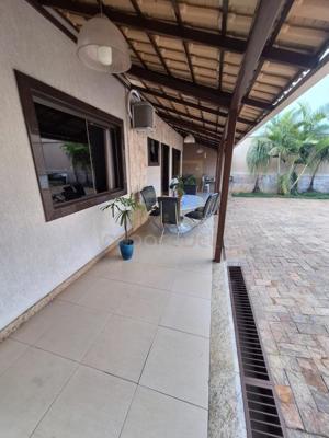Casa 3 quartos 2 banheiros 
